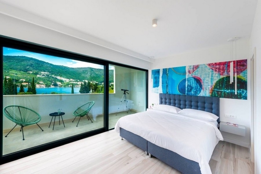 Schlafzimmer mit Balkon und Meerblick