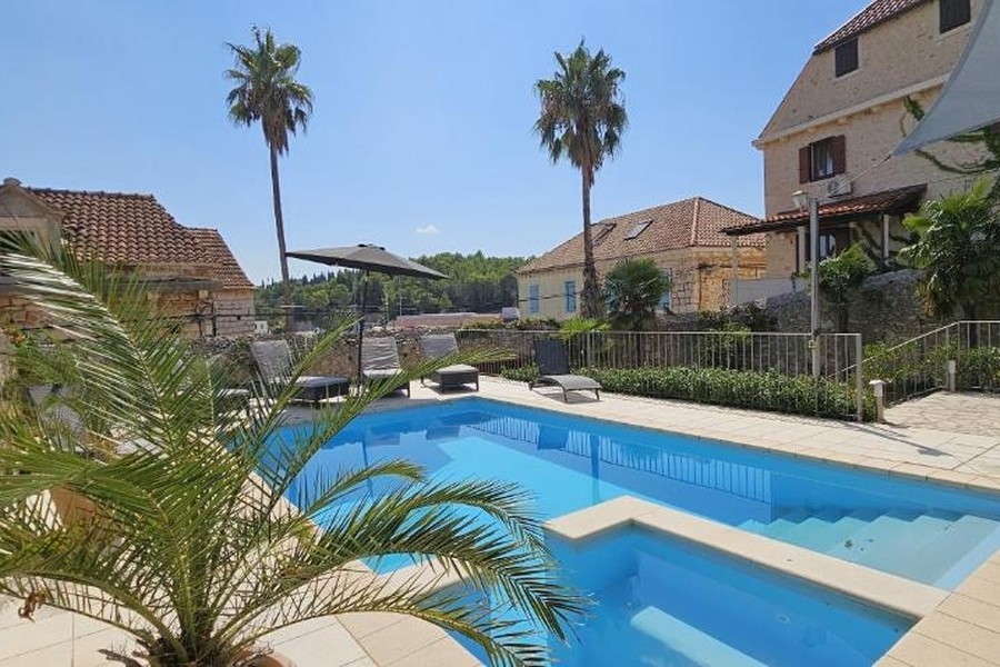 Poolbereich mit mediterraner Steinvilla