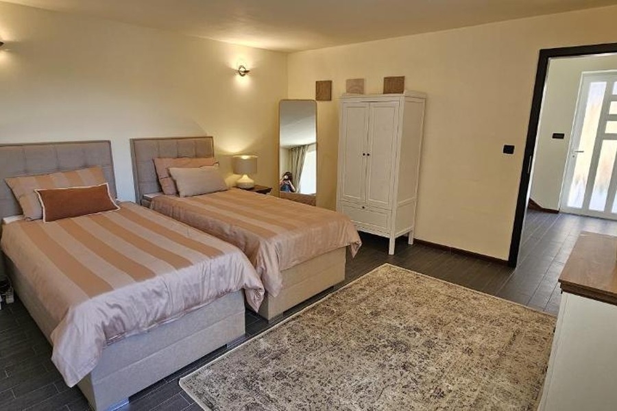 Schlafzimmer mit zwei Einzelbetten