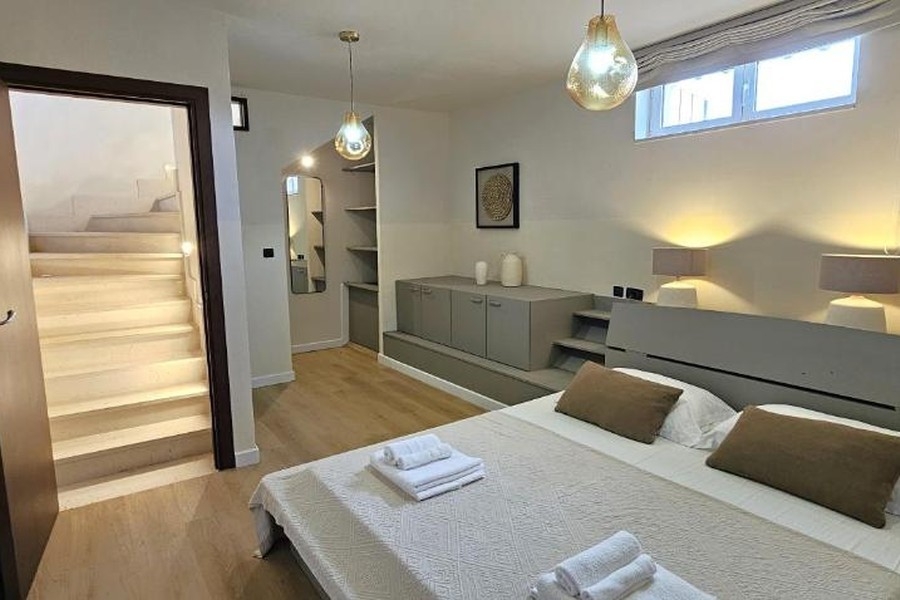 Modernes Schlafzimmer mit Treppenaufgang
