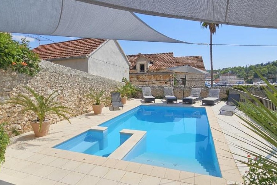 Swimmingpool mit Sonnenterrasse