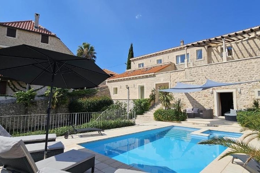 Natursteinvilla mit Pool und Terrasse