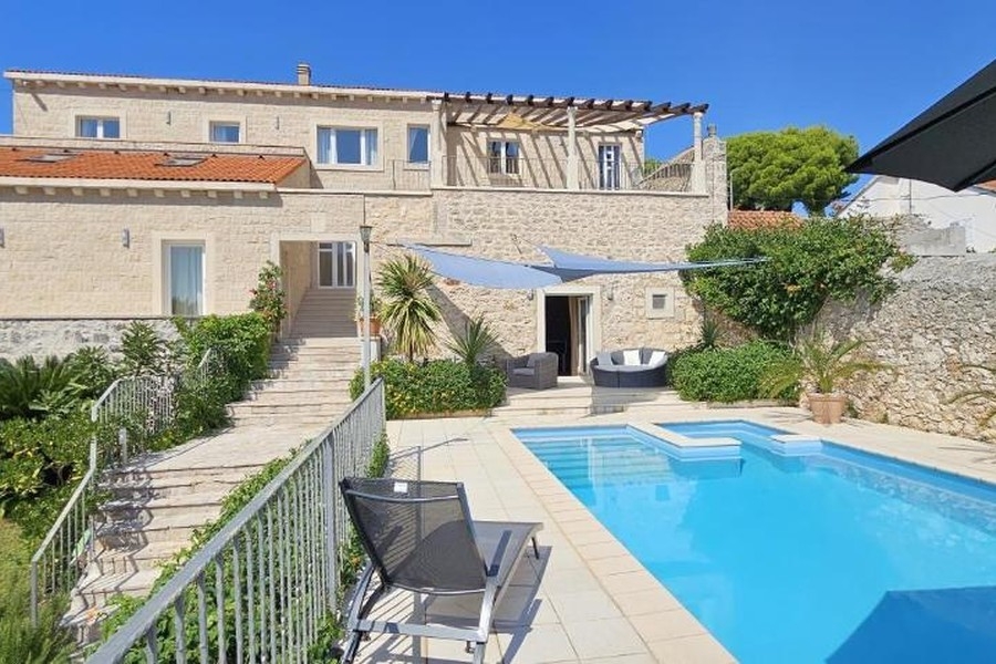 Außenansicht der Villa mit Pool