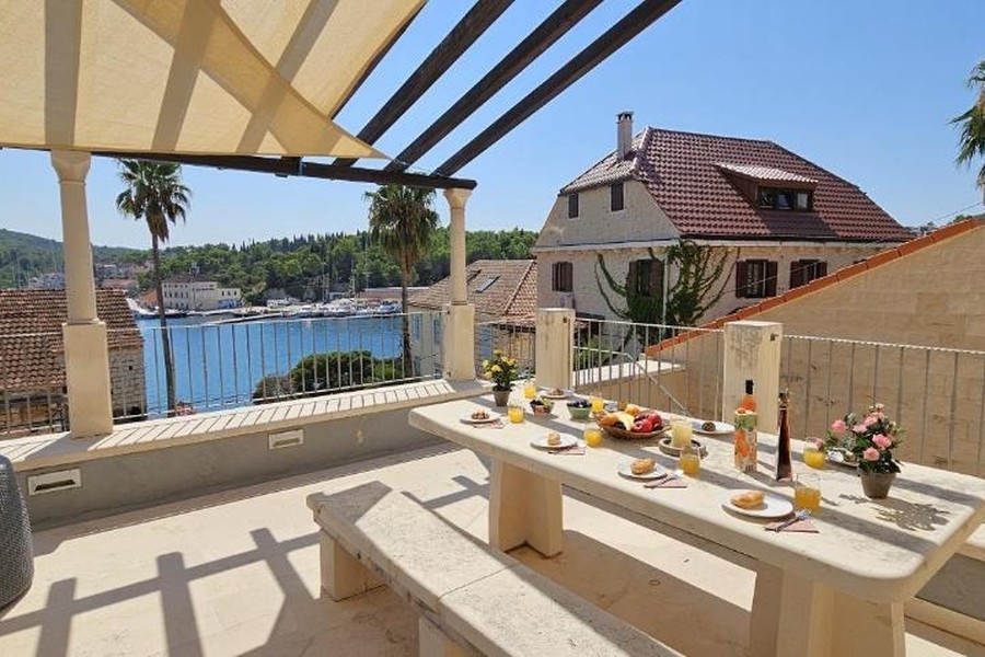 Überdachte Terrasse mit Meerblick
