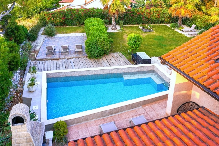 Swimmingpool mit Liegebereich und Garten