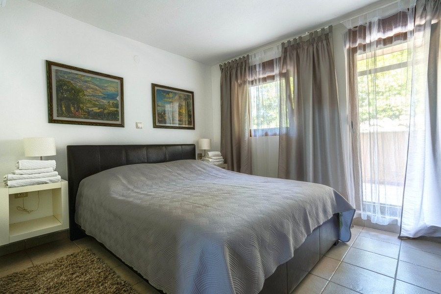Schlafzimmer mit Doppelbett und Terrassenzugang