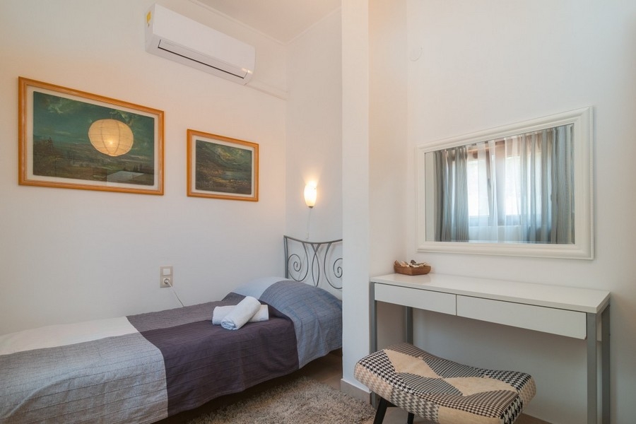 Schlafzimmer mit Doppelbett und Tagesbett