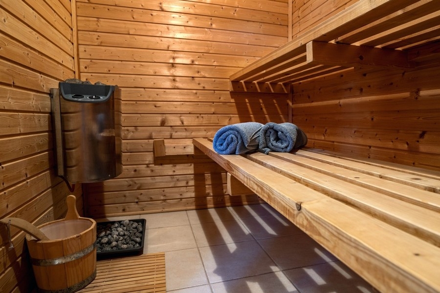 Schlafzimmer mit Einzelbett und Klimatisierung