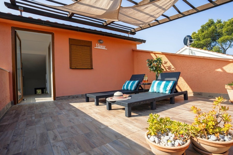 Überdachte Terrasse mit Außenkamin Kroatien