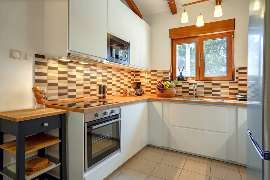 Moderne Küche mit Mosaikfliesen Kroatien