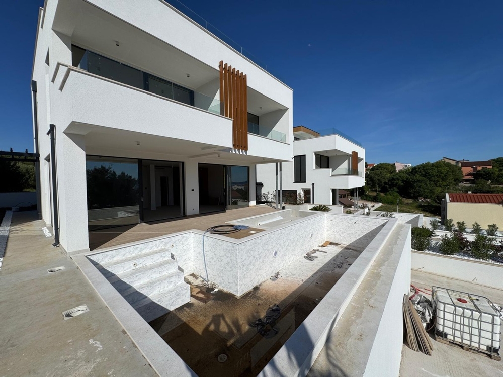 Neubauvilla mit Pool in Sveti Filip i Jakov Kroatien