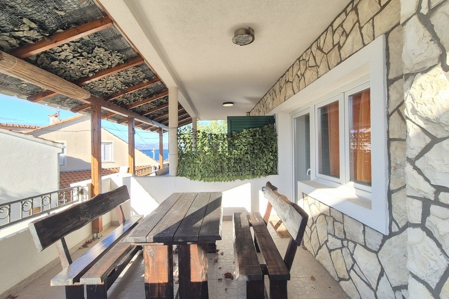 Überdachte Terrasse mit Meerblick in Kroatien