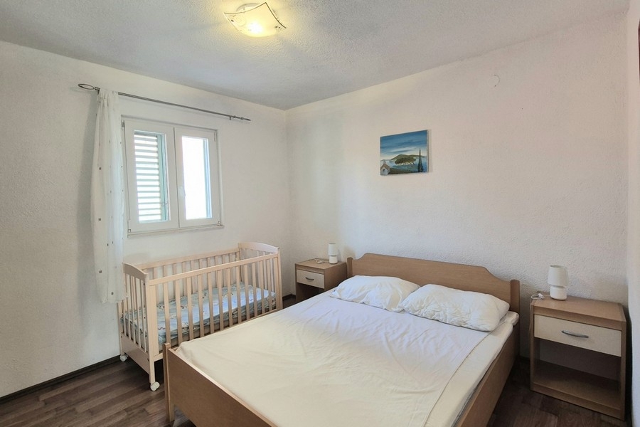 Schlafzimmer mit Doppelbett und Babybett