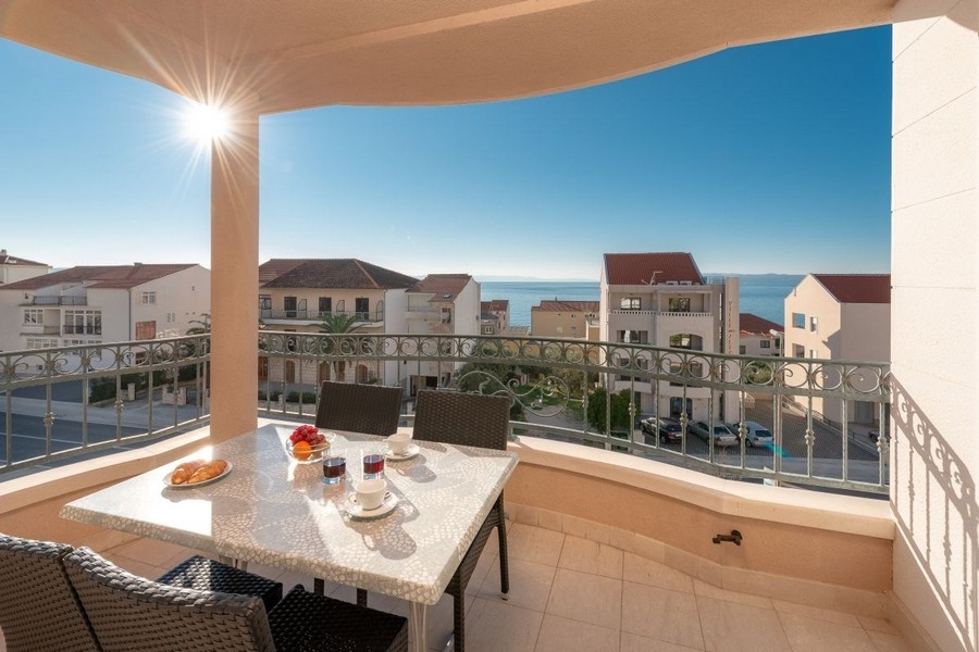 Sonnige Terrasse mit Meerblick in Tucepi