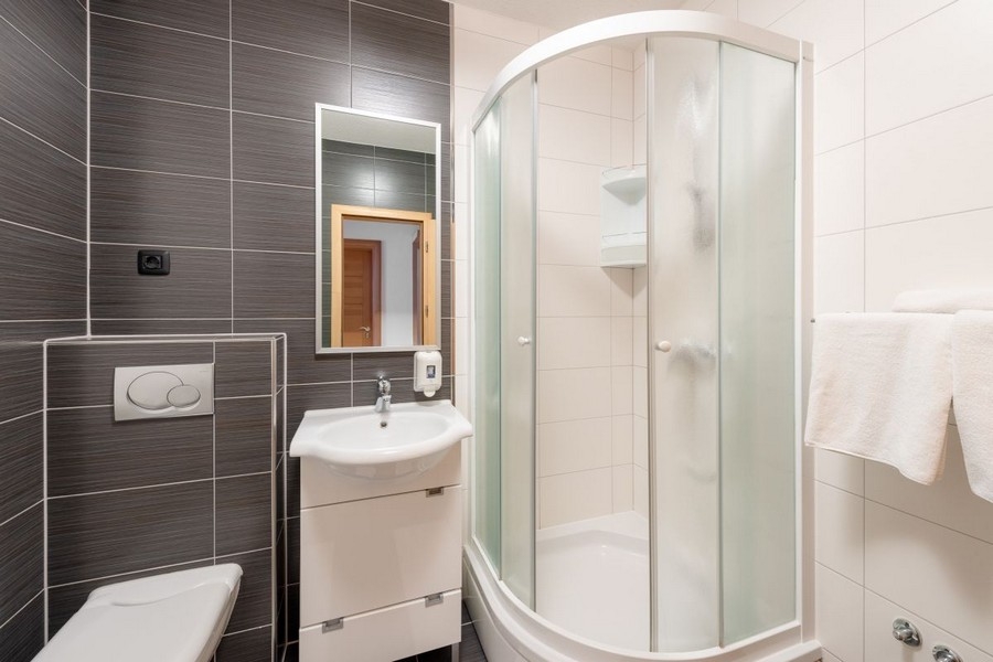 Modernes Badezimmer mit Duschkabine