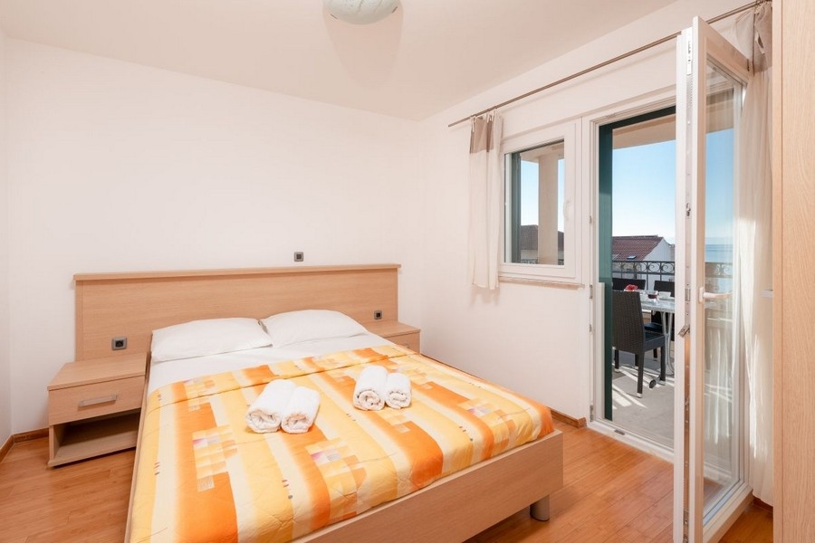 Schlafzimmer mit Balkonzugang und Meerblick