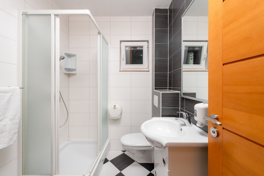 Badezimmer mit Dusche und Waschbecken