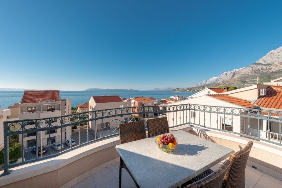 Balkon mit Esstisch und Adria-Panorama