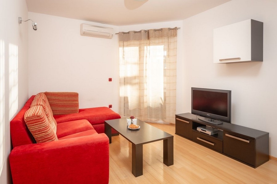 Wohnzimmer mit Klimatisierung und Sofa