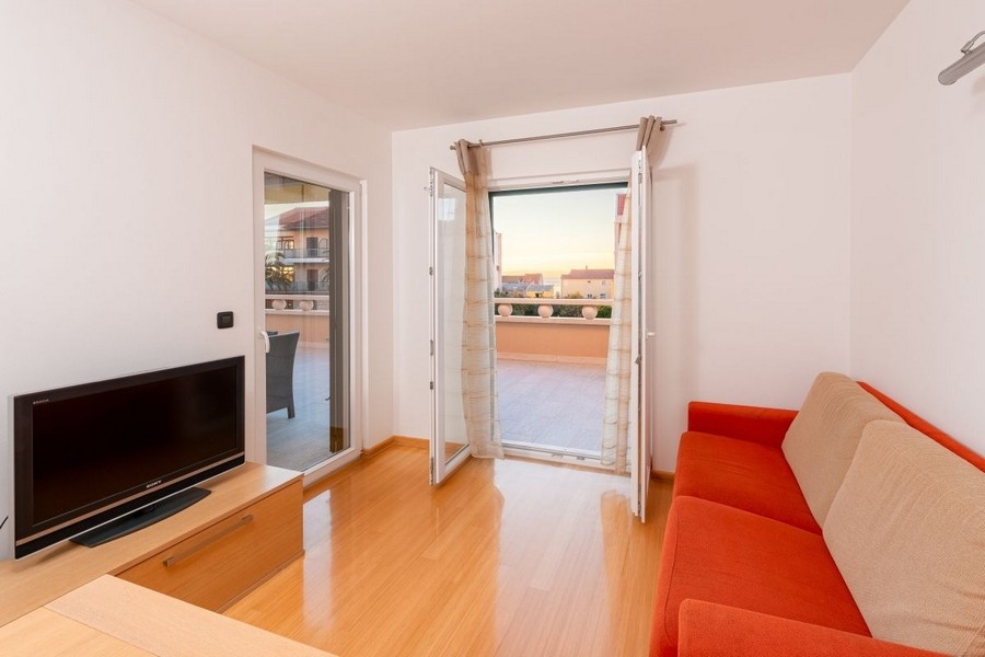 Wohnbereich mit Blick zur Terrasse