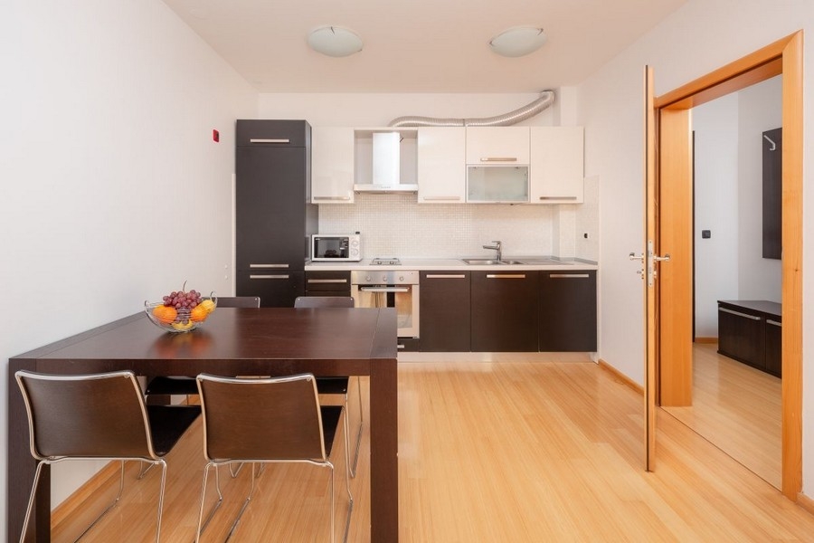 Küche mit Esstisch im Apartmenthaus