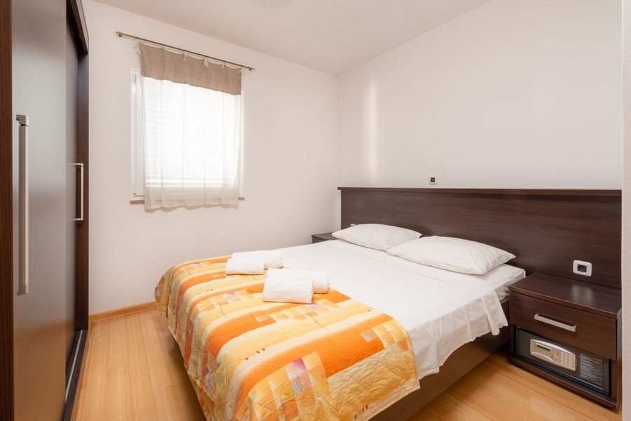 Schlafzimmer mit Doppelbett in Kroatien
