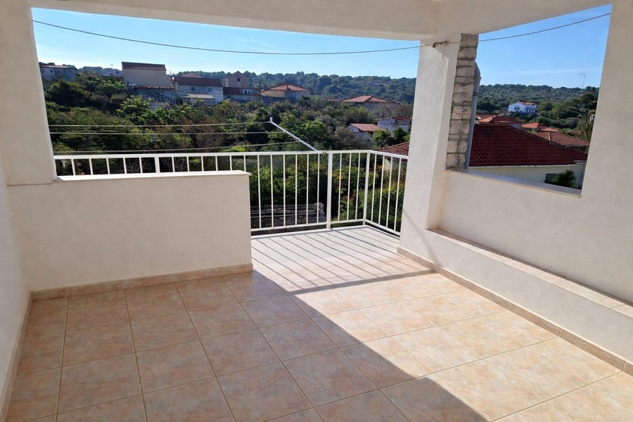 Überdachte Terrasse mit Inselblick