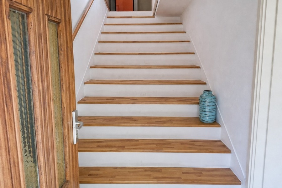 Holztreppe im Inneren des Hauses