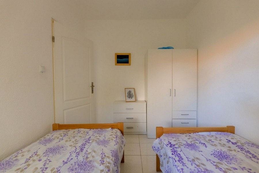 Helles Schlafzimmer mit Einzelbetten