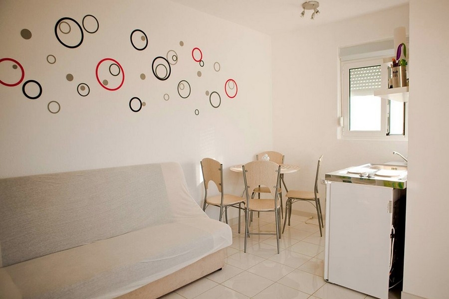 Wohnstudio mit Sofa und Tisch in Kroatien