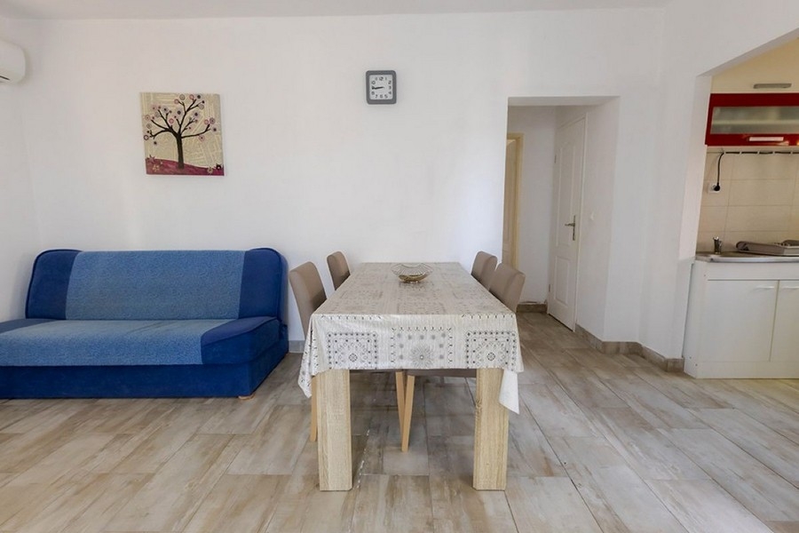 Wohnbereich mit Sofa und Küchenzeile