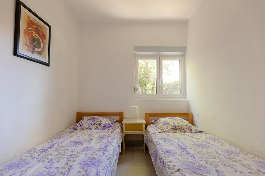 Schlafzimmer mit zwei Einzelbetten