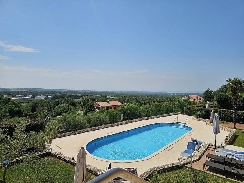 Pool mit Panoramablick über die Landschaft Istriens