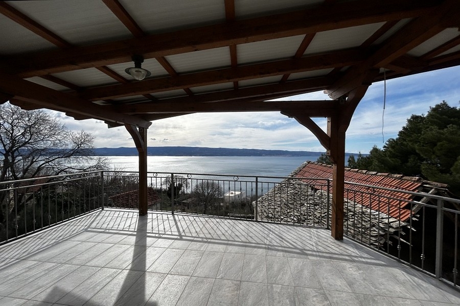Überdachte Terrasse mit Meerblick