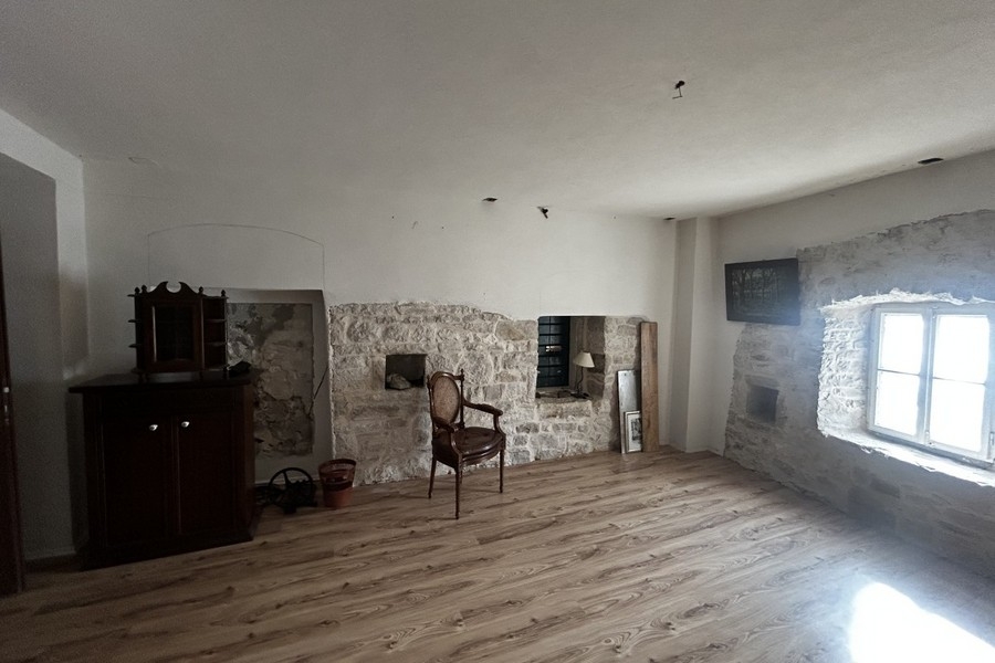 Wohnraum mit Steinwand in Kroatien