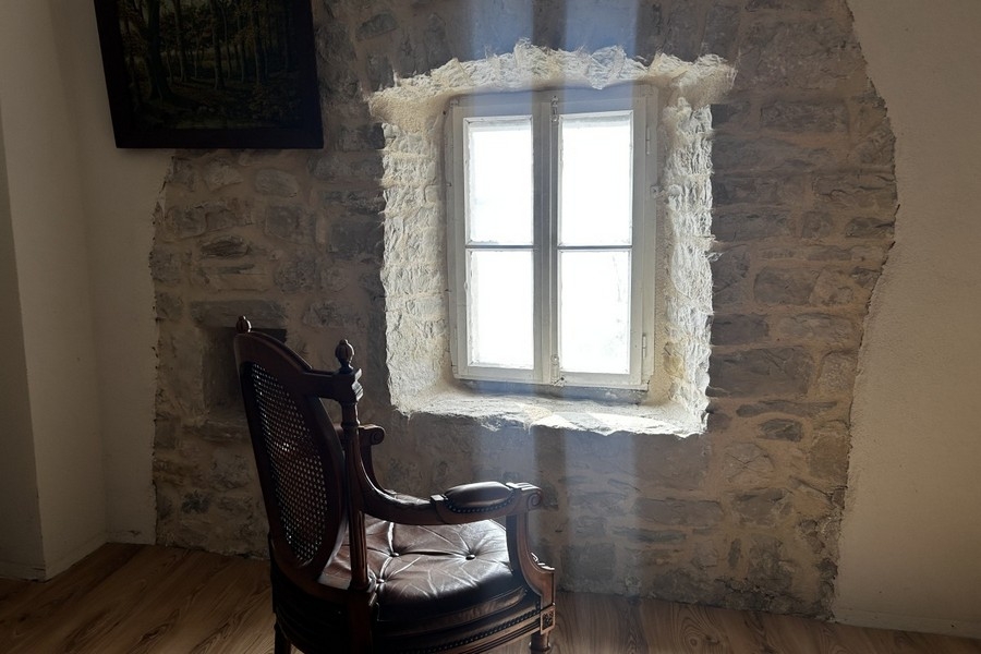 Zimmer mit Steinfenster