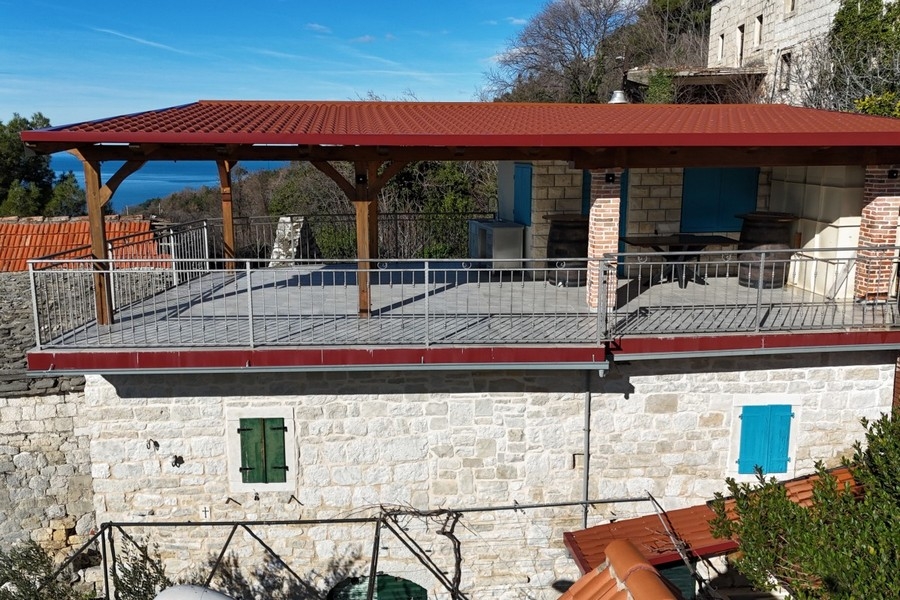Steinhaus mit überdachter Terrasse