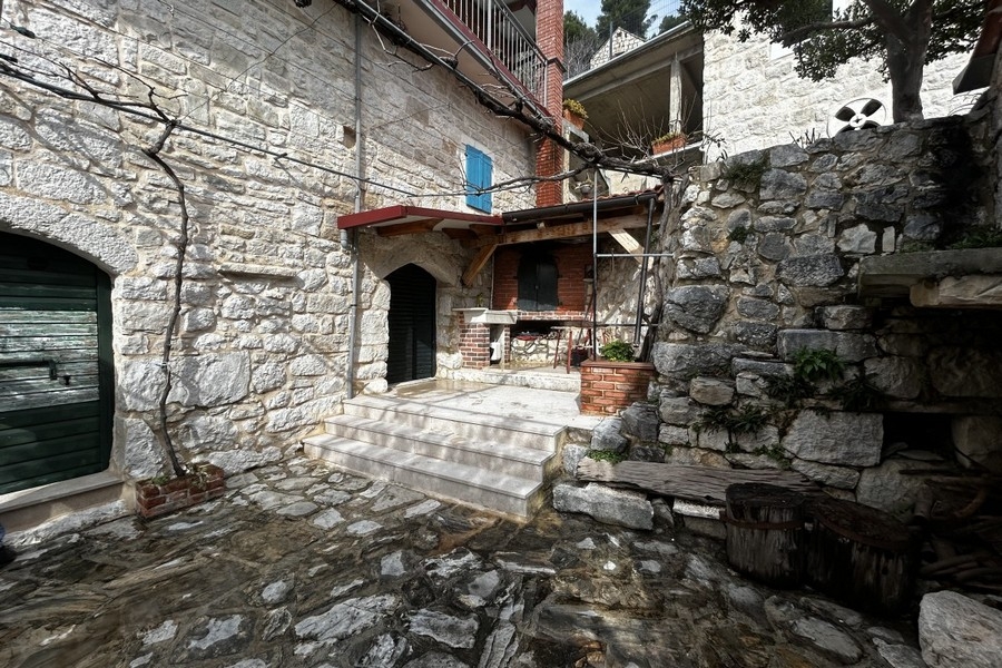 Innenhof mit Außenkamin
