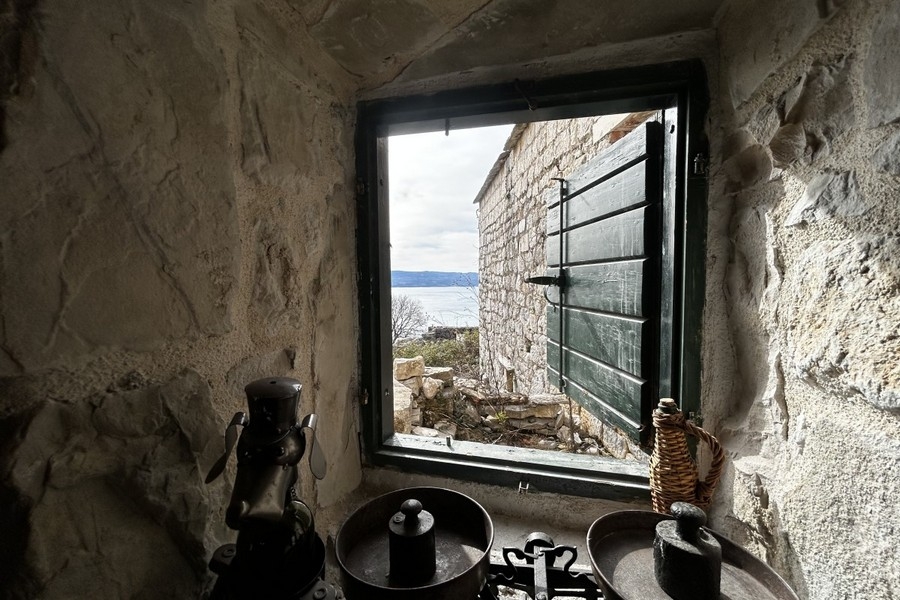 Steinfenster mit Meerblick