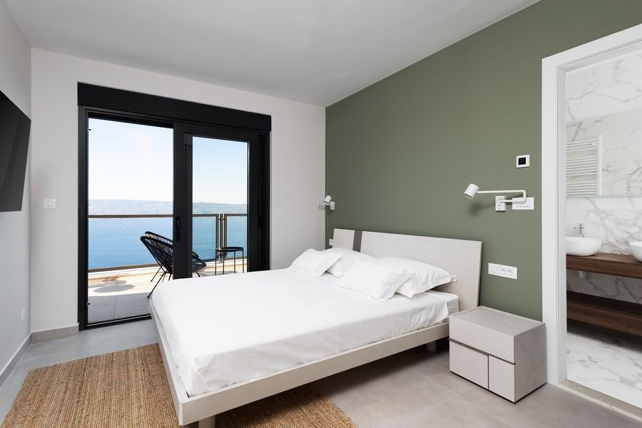 Schlafzimmer mit Balkonzugang und Meerblick