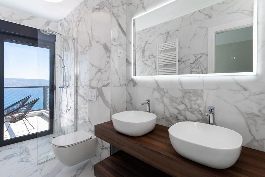 Modernes Badezimmer mit Doppelwaschtisch und Meerblick