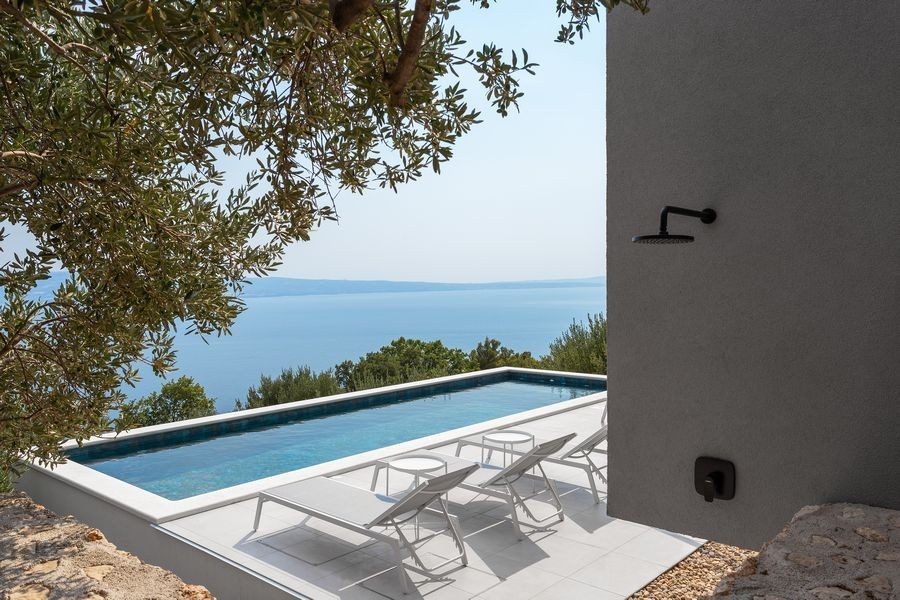 Infinity-Pool mit Panoramablick auf das Meer