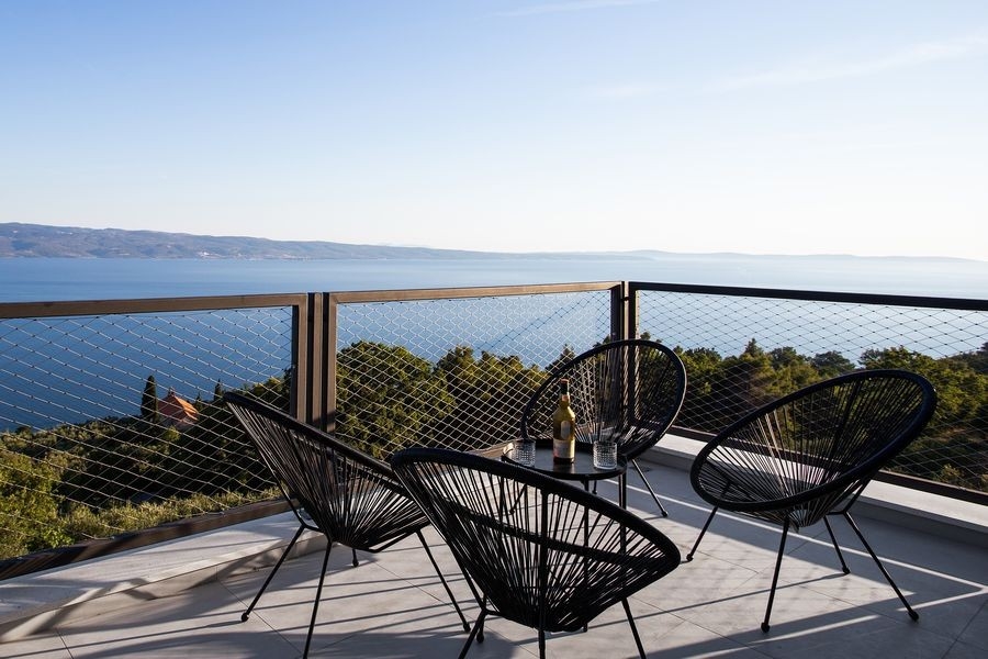 Dachterrasse mit Sitzgruppe und freiem Meerblick
