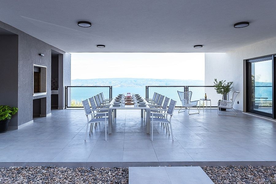Überdachte Terrasse mit Grillbereich und Meerblick