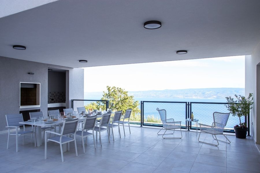 Großzügige Terrasse mit Essbereich im Außenbereich