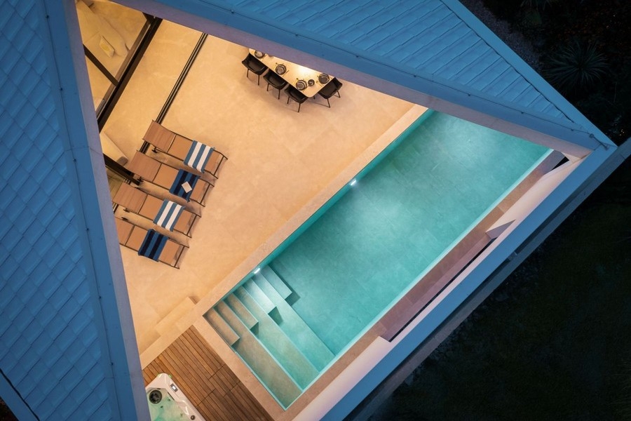 Pool und Sonnenliegen aus der Vogelperspektive