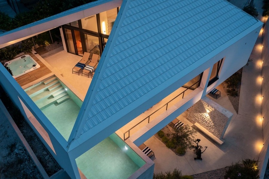 Luftaufnahme der Villa mit Pool und Jacuzzi