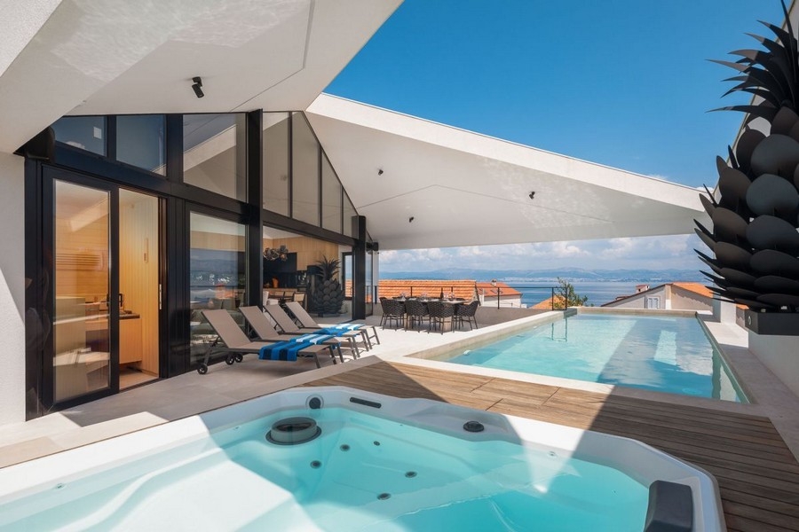 Terrasse mit Pool und Meerblick in Kroatien