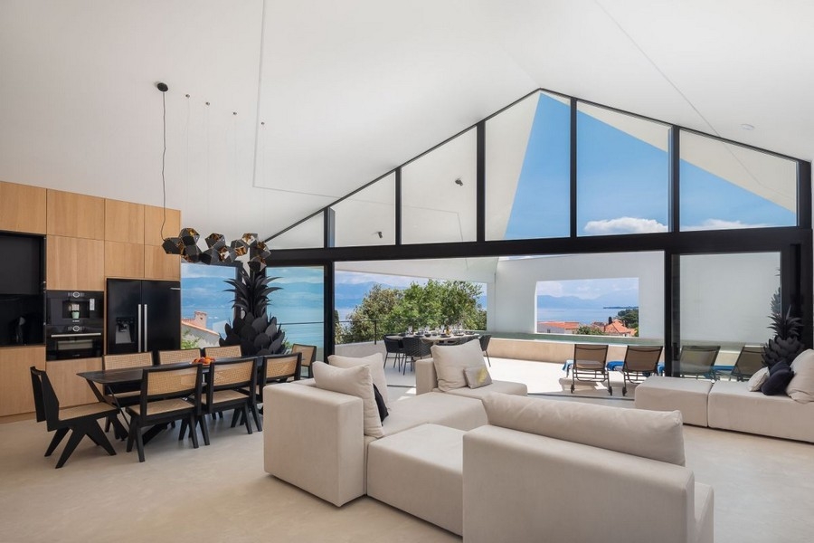 Offener Wohnraum mit Panoramafenstern und Meerblick