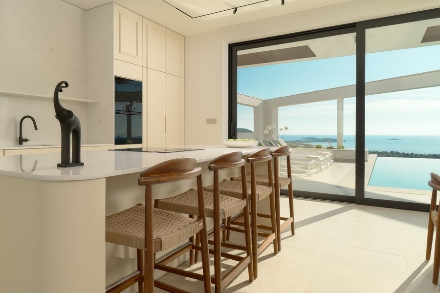 Küche mit Bartheke und Blick auf Pool und Meer